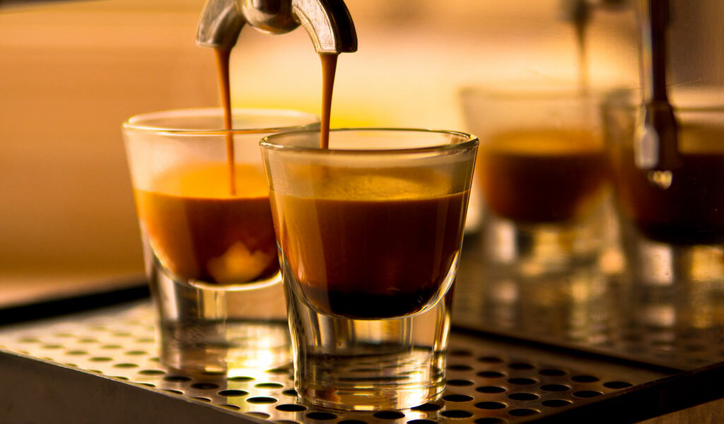 تهییه قهوه اسپرسو با اسپرسو ساز در شات گلس قهوه