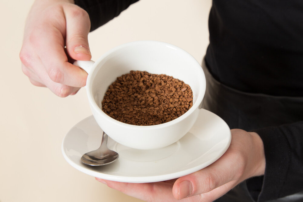 پودر قهوه فوری داخل فنجان