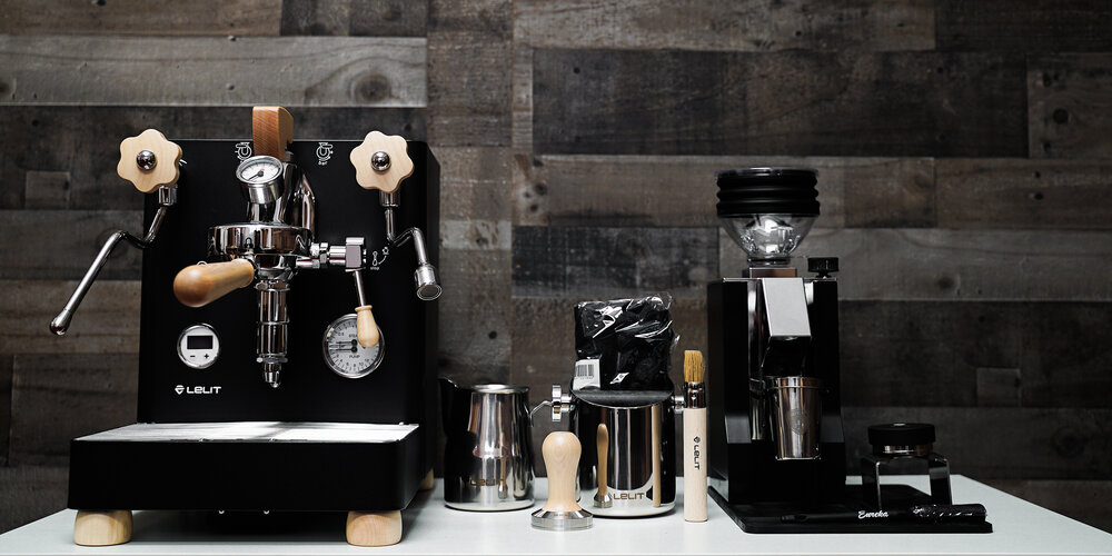 اسپرسو ساز و تجهیزات قهوه روی میز آشپزخانه