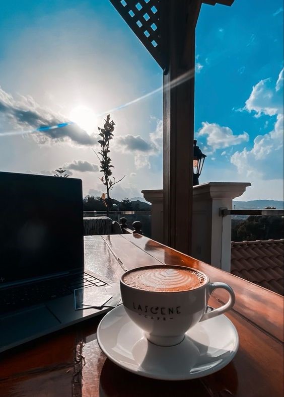 فنجان قهوه روی میز با ویو آسمان