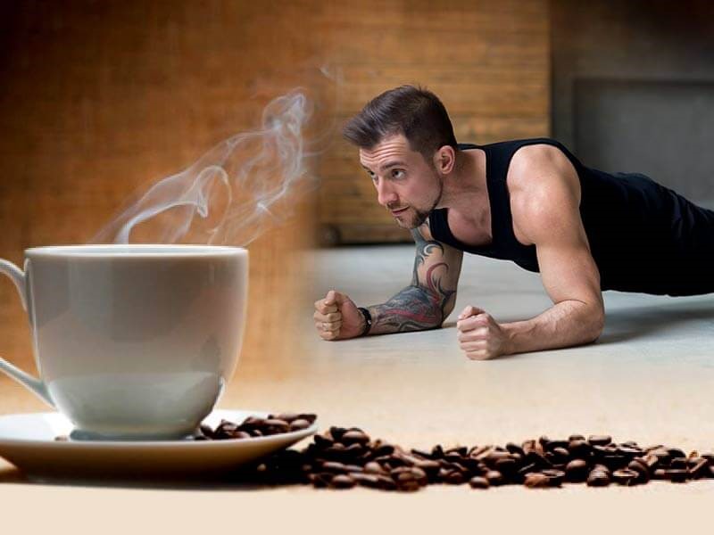 مرد در حال ورزش در کنار فنجان قهوه
