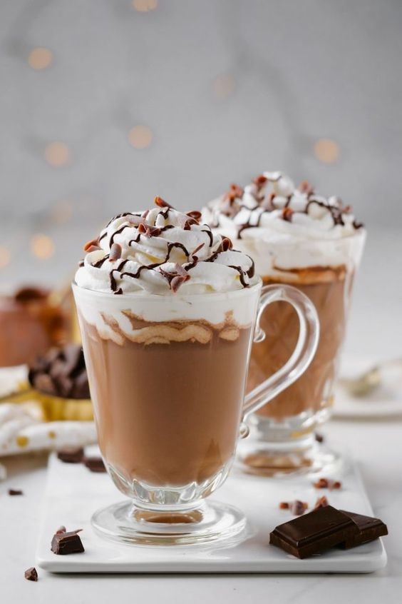 دو لیوان هات چاکلت با خامه و سس شکلات روی سینی سفید