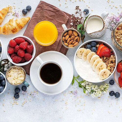 میز صبحانه شامل قهوه و میوه و اوتمیل